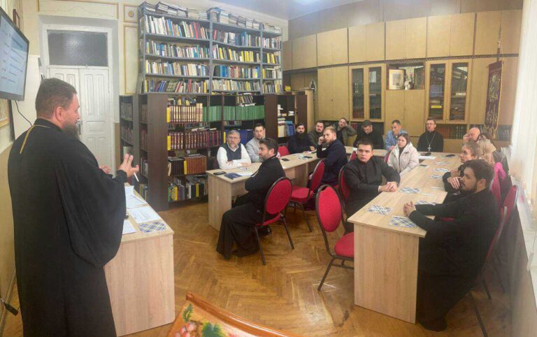 В Рівненській духовній семінарії відбувся тренінг «Н=Н» — «Не визначається = Не передається»