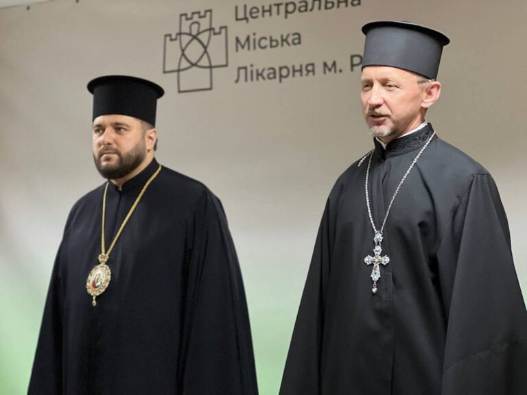 Священник постійно пропускає через себе людський біль втрат. Чи це не є основним мінусом священичого служіння? – відповідає викладач РДС
